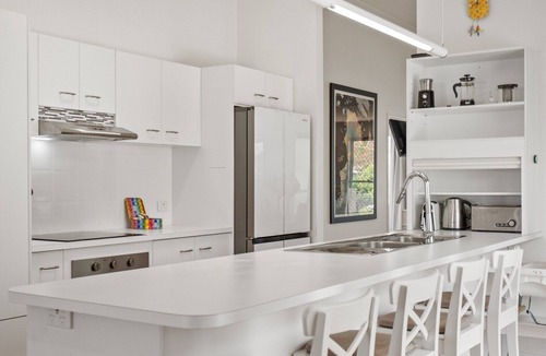 Annerley Apartment | Bright 3-Bed Home in Leafy Annerley