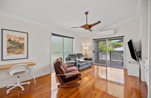 Annerley House | Bright 3-Bed Home in Leafy Annerley