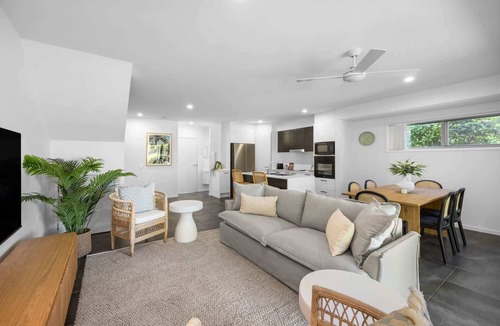 Wurtulla House | Bright 3-Bed Home with Private Courtyard