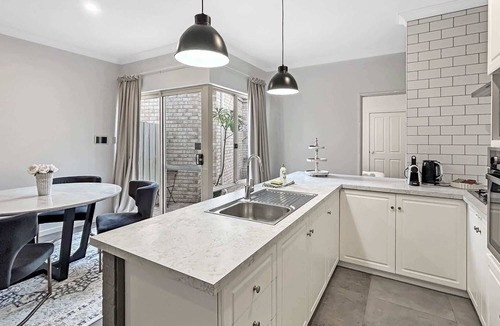 St James House | Bright 3-Bed House with Garage Parking
