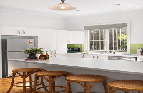 Ashgrove Apartment | Bright 3-Bed with Garden by Banks Street Reserve