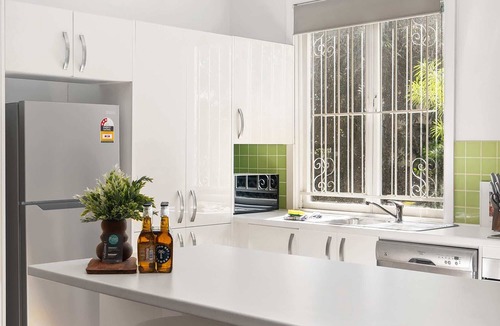 Ashgrove Apartment | Bright 3-Bed with Garden by Banks Street Reserve