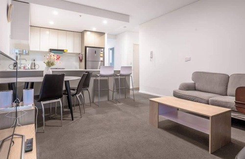 Canterbury Apartment | Bright 3BR Canterbury Apt Walk to Train & Shops