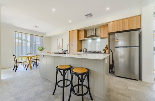 Rockingham Apartment | Bright & Airy 3-Bed House Near Rockingham Beach