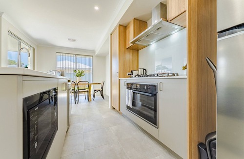Rockingham Apartment | Bright & Airy 3-Bed House Near Rockingham Beach