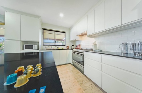 Waikiki Apartment | Bright Airy Retreat with Garden