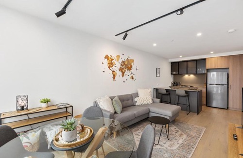 Fitzroy North Apartment | Bright and Modern 1BR Apt with Balcony and Car Park