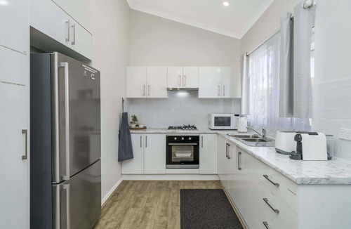 Thornlie House | Bright and Spacious 2-Bed Thornlie Family Home