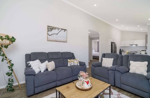 Thornlie House | Bright and Spacious 2-Bed Thornlie Family Home