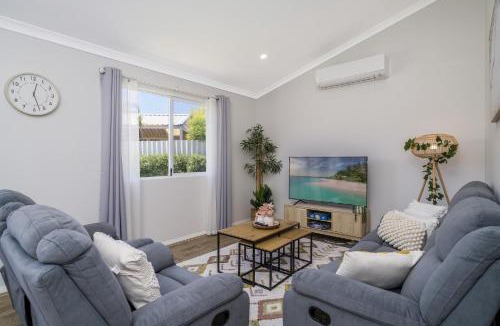 Thornlie House | Bright and Spacious 2-Bed Thornlie Family Home