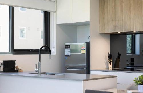 Lyneham Apartment | Bright and Spacious 2b2b with 2 parkings | GYM