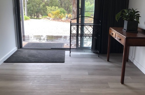 Creswick House | Bright and spacious bungalow in authentic bush setting