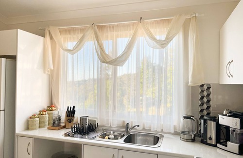 Kelmscott House | Bright & Beautiful Home on the Hills!