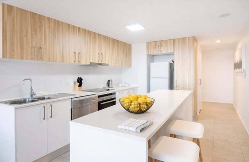 Bowen Hills Apartment | Bright Bowen Hills 2BR Escape Near CBD