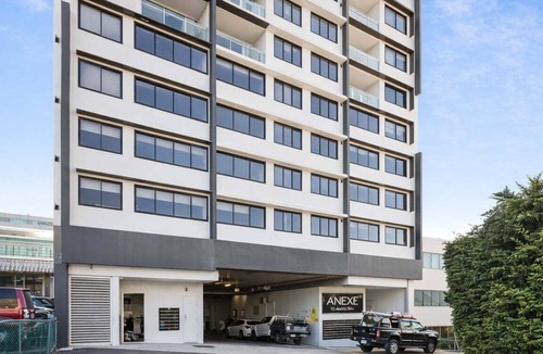 Bowen Hills Apartment | Bright Bowen Hills 2BR Escape Near CBD