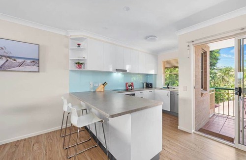 Clayfield Apartment | Bright & Breezy ~ 2 Bed/2 Bath/1 Car/Views!