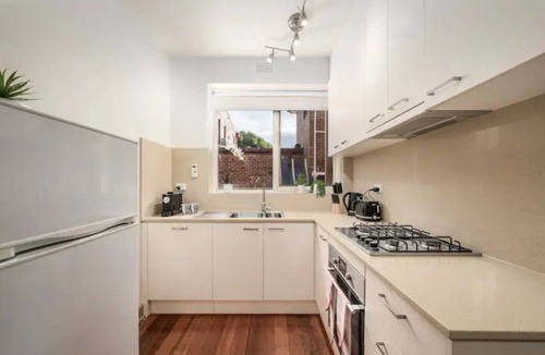 Balaclava Apartment | Bright & Comfy 2 Bedroom St Kilda East Apartment