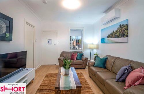 Orange House | Bright, Cosy Cottage Central To Town - CBD