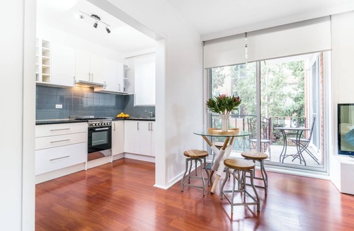 St. Kilda East Apartment | Bright Homely 2BR in St Kilda East w Parking