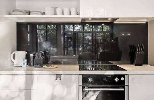 Brunswick East Apartment | Bright Inner-North Stay with Pool Access