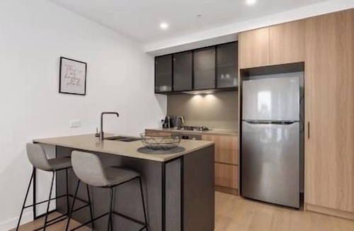 Fitzroy North Apartment | Bright & Modern 1BR Apt w/Balcony & Car Park