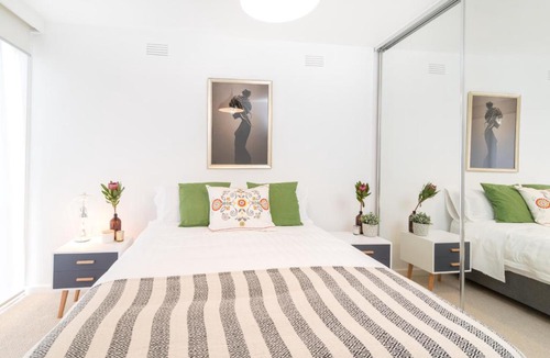 St. Kilda East Apartment | Bright & Modern 2 Bed in St Kilda East