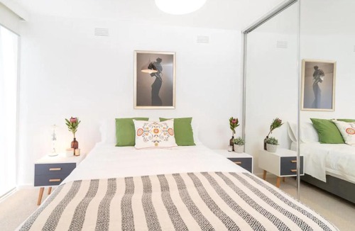 St. Kilda East Apartment | Bright & Modern 2 Bed in St Kilda East