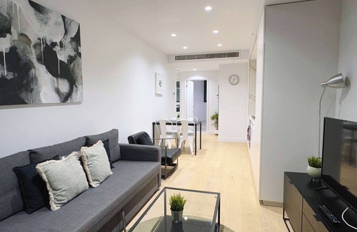 South Yarra Apartment | Bright & Modern 2BR Apt on Iconic Chapel Street