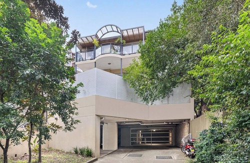 Bellevue Hill Apartment | Bright modern 2BR apartment with garden outlook