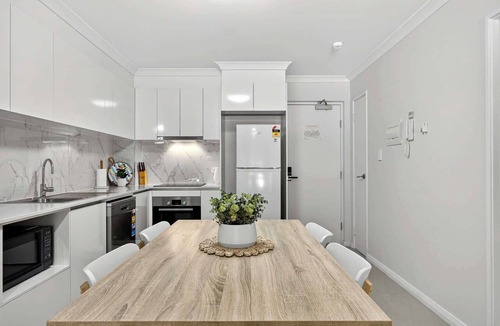 Rockingham Apartment | Bright Rockingham 2BR with Balcony & Parking