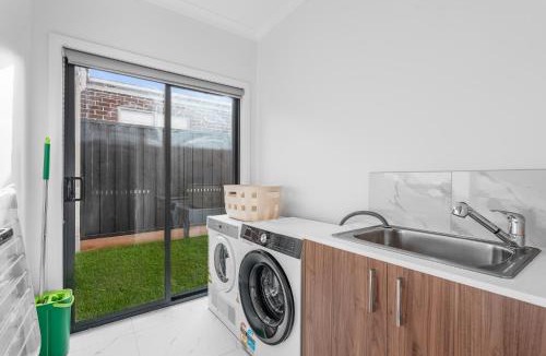 Clyde North Villa | Bright & Roomy 5BR Clyde North Home