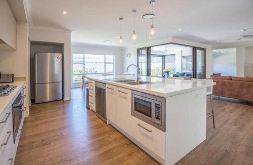 Noosa Heads House | Bright spacious Noosa family home