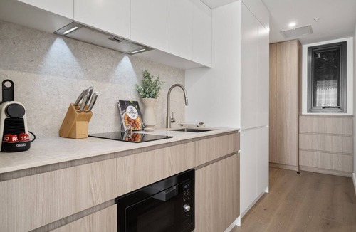 North Fremantle Apartment | Bright Studio Stay in North Fremantle with Views