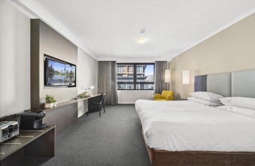Parramatta Apartment | Bright Studio with Pool Access in Parramatta