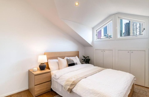 Melbourne Central Business District Apartment | Bright stylish gem in central Melbourne