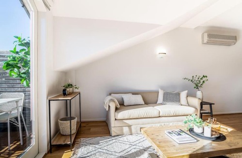 Melbourne Central Business District Apartment | Bright stylish gem in central Melbourne