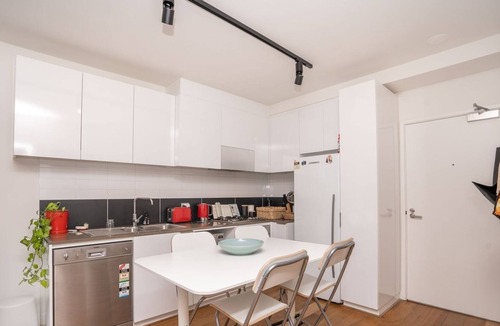 Abbotsford House | Bright stylish inner-city apartment by the river