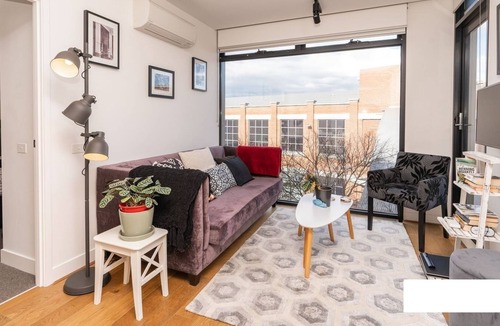Abbotsford House | Bright stylish inner-city apartment by the river