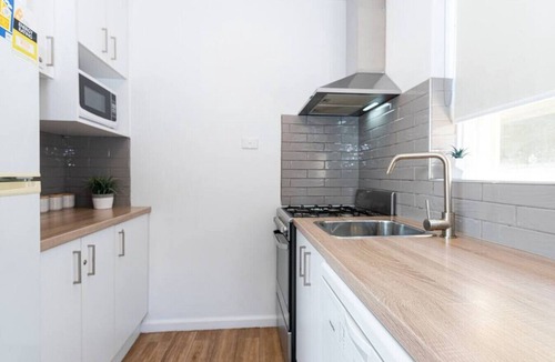 Balaclava Apartment | Bright & Sunny Oasis