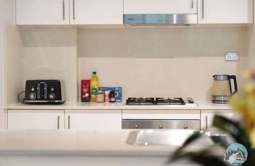 Turramurra Apartment | Bright Turramurra Apt Walk to Train & Shops