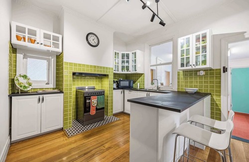 Stawell House | Brighton Belle — Mid-Century 2BR Home, Split Bath, Walk to Station & Main St