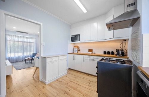 Brighton Apartment | Brighton Breeze Retreat—Idyllic Beachside Stay