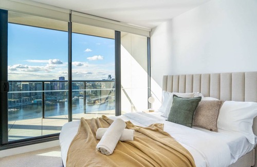 Docklands Apartment | Brilliant Collins Wharf Waterfront Condo