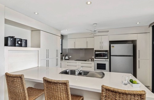 Darwin City Centre Apartment | Brilliant Harbour Views & Lap Pool: walk to shops