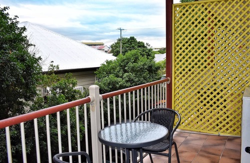 West End Hostel | Brisbane Backpackers Resort - Group of 16