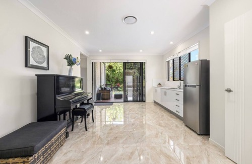 Wynnum West House | Brisbane's Best Large-Group Home | 6BR | Pool, Sauna & Gym | Sleeps 14