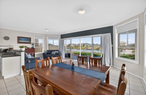 Nangkita House | Britannia Bliss - Waterfront Escape on Hindmarsh Island