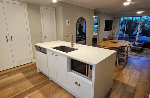 Broadbeach Hotel | Broadbeach Holiday Apartments, Store 19