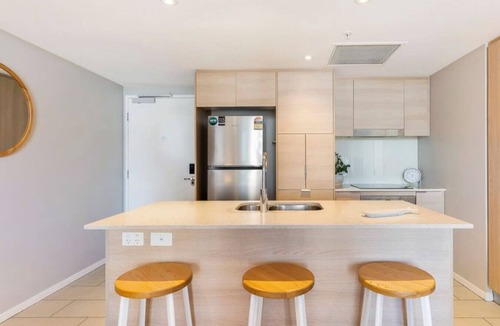 Broadbeach Apartment | Broadbeach Ocean View Apartment - Wifi & Parking