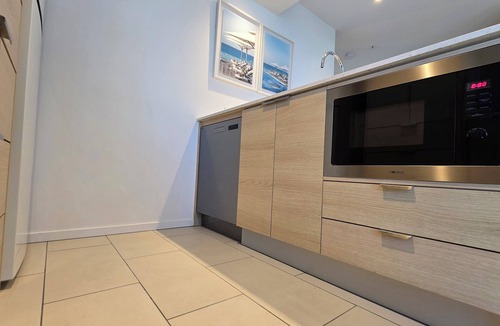 Broadbeach Apartment | Broadbeach Stunner Modern and Central w/free parking